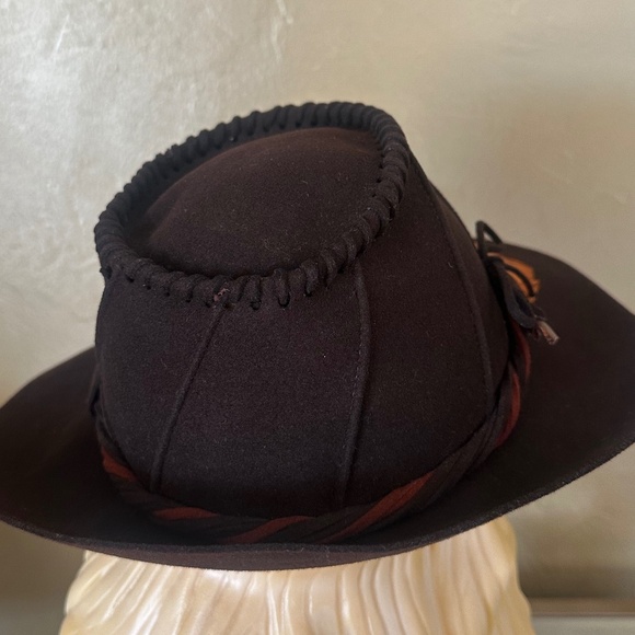 ELEGANT 1940s\' BROWN FELT FEDORA + INTRICATE CROWN DETAILS &  FEATHERS